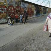 Kreuzberg, Leuschnerdamm, 1990: türkische Berliner Frauen und Kinder an der von Graffiti-Künstler Indiano (Jürgen Große) bemalten Mauer. Im Hintergrund, teilweise von Bäumen verdeckt, die St.-Michael-Kirche in Ost-Berlin. © & Foto: Ergun Çağatay