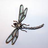 Brosche in Form einer Libelle ca. 3 ct Altschliffdiamanten Flügel aus Opalen
Österreich um 1910 B: 7,5 cm (encore! encore)