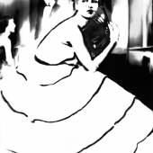   "Born to dance", Margie Cato, Kleid von Emily Wilkins, New York, 1950, neu interpretiert 1994 © Estate Lillian Bassman 