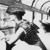   "More fashion mileage per dress", Barbara Vaughn, Kleid von Ficol, New York, 1956, neu interpretiert 1994 © Estate Lillian Bassman 