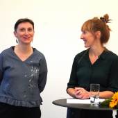 Künstlerin Victoria Lomasko und Kuratorin Lotte Dinse bei der Ausstellungseröffnung.