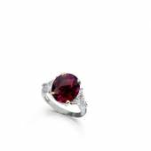 Los 104≈ A RUBY SINGLE-STONE RING Verkauft für £236.500 inkl. Aufgeld, (€328.426)