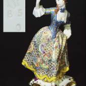 Kommödiantenfigur "Leda".  Kommödiantenfigur "Leda". NYMPHENBURG, 20. Jahrhundert. Modell von Franz Anton Bustelli um 1760.  Mindestpreis:	900 EUR