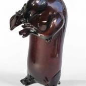 Museale Scherzflasche in Form eines Bärs Alpenländisch, 17. Jh. Dunkel-amethystfarbenes Glas. Schätzpreis:	6.000 - 7.000 EUR