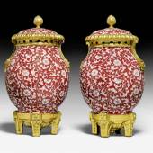 1 PAAR DECKELVASEN MIT BRONZEMONTUR, Louis XVI, das Porzellan China, Kangxi um 1700, Schätzpreis:	100.000 - 200.000 CHF