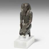 Kniender König Aegypten, Spätzeit, 26.Dynastie.  Schätzpreis:	6.000 - 8.000 CHF