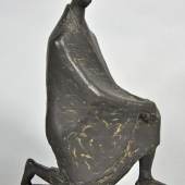 NUSS Fritz (1907 Göppingen - 1999 Strümpfelbach) "Knieender mit Umhang" auf Sockel, vollrunde Bronzefigur, H15,5cm, Mindestpreis:	300 EUR