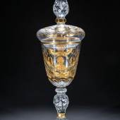 Deckelpokal mit Friedrich Wilhelm I. von Preußen Potsdam, 1720-1735 Farbloses Glas mit Abriss und vergoldetem Tiefschnitt. Schätzpreis:	3.300 - 4.000 EUR 