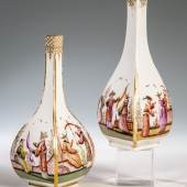 Bedeutendes Paar Sake - Flaschen mit Chinoiserie Meissen, um 1730 Nach unten gebauchte Vierkantflasche. Schätzpreis:	20.000 - 25.000 EUR
