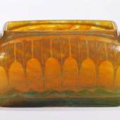 Jugendstil-Vase, rechteckig, in Schalenform. Verreries Schneider, Epinay-sur-Seine, ca. 1925 Orange -gelbliches Glas mit aufgeschmolzenem Pulver in Orange und Grün  Mindestpreis:	300 EUR