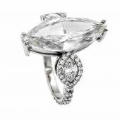 Brillant-Ring WG 750/000 mit einem Diamanten im Navetteschliff 5,02 ct hochfeines Weiß (E) / Lupenrein (IF), 19,75 x 8,56 x 4,37 mm, Politur sehr gut und Symmetrie sehr gut, zwei Diamanten im Navetteschliff, zus. 0,46 ct hochfeines Weiß (E) / VVS-VS und 50 Brillanten, zus. 0,42 ct hochfeines Weiß / VVS-VS, mit IGL-Wertexpertise über _ 392.070,-  Mindestpreis:	55.000 EUR