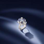 Los 135 A FANCY GRAYISH BLUE DIAMOND RING, by Andrew Grima, 1971 Verkauft für £1.482.500 (€2.058.741) inkl. Zuschlag
