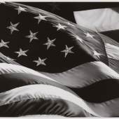 Longo, Robert 1953 Brooklyn, New York American Flag  Pigmentdruck auf Velin 2014, Schätzpreis:	10.000 - 12.000 EUR