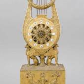 Pendule lyraförmiges, feuervergoldetes Gehäuse, im Empirestil, Frankreich 1. Hälfte des 19. Jh. Mindestpreis:	6.000 EU