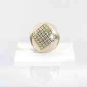 Enzo Mari 'Deformazione ottico-dinamica di un cubo in una sfera, serie a reticolo G', 1959-63 H. 10,5 x 19 x 19 cm; Dm. 9,5 cm.  Danese, Mailand, 1959-63. Schätzpreis:	1.900 - 2.500 EUR