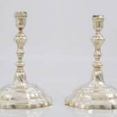 Ein Paar Augsburger Kerzenleuchter Silber, getrieben und gegossen, Aufrufpreis:	1.600 EUR