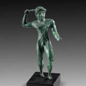 Herakles. Etrurien (Vulci?), ca. 500 - 490 v. Chr. H 13,5cm. Bronzevollguss. In leichter Rückenlage ausschreitender Herakles, Schätzpreis:	40.000 EUR