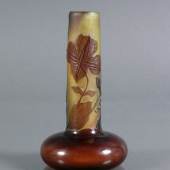 Miniatur Gallé-Vase (um 1910) auf gewulstetem Stand zyl. gestreckter Hals, Mindestpreis:	450 EUR