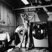 Helmut Newton 1920 Berlin/Deutschland - 2004 Los Angeles/USA "Domestic Nude III" Schätzpreis:	8.000 - 12.000 EUR