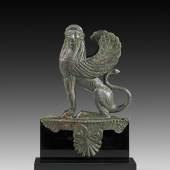 Sphinx. Griechenland, um 500 v. Chr. Bronzevollguss, H 14,4cm. Schätzpreis:	20.000 EUR