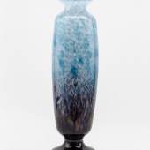 Große Art Déco Vase Farbloses Glas mit Pulvereinschmelzungen in der Zwischenschicht in verschiedenen Blau-, Lila- und Rottönen. Mindestpreis:	150 EUR
