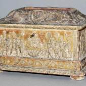 Schatulle mit „Pastiglia“-Dekoration der italienischen Renaissance, Ferrara 15./ Anfang 16. Jh. „Cofanetto“, museale Schatulle aus vergoldetem Erlen-Holz mit feinsten Model-Auflagen, Schätzpreis:	9.000 - 12.000 EUR
