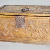 Sog. „Minnekästchen“, Rheinland, wohl Ende 15. Jh. Kästchen aus Ahorn, allseitig im Relief beschnitzt mit geflügelten Fabeltieren in Landschaft, Schätzpreis:	1.500 - 2.500 EUR