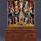 Hausaltar mit Figuren 14 Figuren (Christus, Gottvater, Schmerzensmutter, 5 Heilige, 4 Engel) mit Baldachin, Appliken und Wandkerzenhaltern,