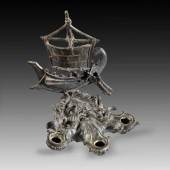 Bronzene Oceanuslampe mit Schiffsaufsatz. Römisch, 1. - 2. Jh. n. Chr. L 17,5cm, H 22,5cm.  Aufrufpreis:	40.000 EUR Schätzpreis:	50.000 EUR