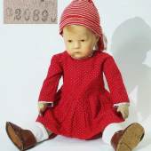 Käthe-Kruse-Puppe. 30/40iger Jahre. Puppenmädchen im roten Kleid. Mindestpreis:	200 EUR
