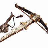 Jagdarmbrust mit schwerem Stahlbogen, originalem Wollaufputz und originaler Sehne. Ausrufpreis:	8000 Euro