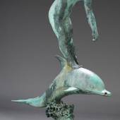 Jennewein, Carl Paul (1880 Stuttgart - 1978) Bronze, grün-grau patiniert, "Über den Wellen", stehender Mädchenakt auf Delfin reitend, Aufrufpreis:	4.800 EUR