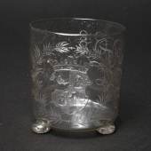 Barocker Wappenbecher 18. Jh., leicht unsauberes klares Glas mit unregelmäßigem Abriss, Zuschlagspreis:	6.500 EUR