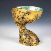 Bedeutender Goldpokal Luigino Vigandon, Genf 1957 Asymmetrischer Pokal aus massivem 750-er Gelbgold, schraffierte und teils polierte Oberfläche. Schätzpreis:	35.000 - 40.000 EUR 