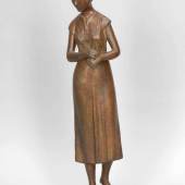 Gerhard Marcks 1889 Berlin - 1981 Köln - "Elaine, im Hemd" - Bronze. Braun patiniert. 3/10. H. 65,5 cm.  Schätzpreis:	16.000 EUR