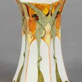 Jugendstil Vase, Rozenburg, den Haag, um 1900-10, hexagonal-konkave Form, Eierschalenporzellan, feine Malerei mit Blütenzweigen in Orange und Grün, Malersignatur Samuel Schelling, H. 12 cm. Mindestpreis:	1.200 EUR