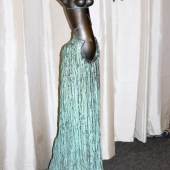 Paul Wunderlich, „Daphne“, große Bronzeplastik von 1993 Paul Wunderlich, 1927 – 2010, Stehende weibliche Aktfigur Schätzpreis:	4.500 - 4.800 EUR