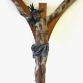 Gabelkreuz - Crucifixus Dolorosus In der Tradition der gotischen Pestkreuze stehendes Kruzifix,Holz, vollplastisch geschnitzt, Corpus Christi im Dreinagel-Typus an Y-förmigem Kreuz, wohl um 1700 Mindestpreis:	750 EUR