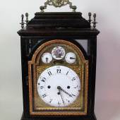Bracket Clock, England, um 1800, Hinterzappler, Emailzifferblätter, Doppelschlagwerk, Repetition auf Anfrage, Metallmonturen, Schlüssel vorhanden, eine Glocke besch., Weichholzgehäuse rest. (alt), 58 x 31 x 16 cm. Aufrufpreis:	450 EUR