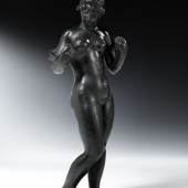 Aristide Maillol, 1861 Banyuls-sur-Mer "" 1944 Perpignan FEMME À L'ÉCHARPE, 1919/20 Bronze mit schwarzer Patina. 34 x 11,5 x 10 cm. Schätzpreis:	100.000 - 150.000 EUR