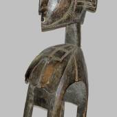 „Nimba“-Maske der Baga, Guinea Große Schultermaske, stilisierter weiblicher Kopf und Oberkörper, H 132 cm, Aufrufpreis:	1.200 EUR Schätzpreis:	12.000 - 16.000 EUR