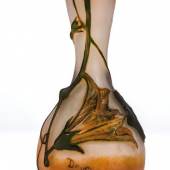 Seltene Vase mit Trichterwinde Daum Frères, Nancy, um 1910 Farbloses Glas, mit weißem Opal unterfangen, orange und grün überfangen, formgeblasen. Umlaufend reliefiert geätzter, stark plastisch modellierter Dekor. Schätzpreis:	6.000 - 7.000 EUR