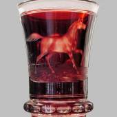 Ranftbecher mit Pferd, Karl Pfohl, Steinschönau um 1850/60 Farbloses Glas mit rubinrotem Überfang, Aufrufpreis:	150 EUR Schätzpreis:	500 - 600 EUR