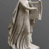 Antonio Frilli, lebensgroße Statue Apollo um 1900, aus weißem Carrara-Marmor gehauen, auf dem Sockel seitlich signiert „A. Frilli Firenze“,  Aufrufpreis:	55.000 EUR
