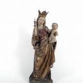 Österreich, Mitte 15. Jh. Maria mit dem Kind Weichholz, rückseitig ausgehöhlt, geschnitzt und mit alter, beschädigter Fassung; H 96 cm; Schätzpreis:	6.500 - 8.500 EUR