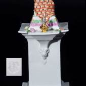 Chinesischer Bonze auf hohem Sockel. NYMPHENBURG, 20. Jahrhundert. Entwurf F.A. Bustelli um 1757.  Mindestpreis:	490 EUR