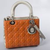 Christian Dior "Lady Dior" Handtasche Orangefarbenes Nappaleder mit der typischen Cannage-Steppung  Aufrufpreis:	450 EUR