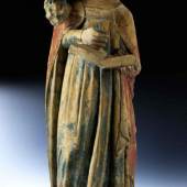 Gefasste Steinfigur eines Evangelisten Höhe: 79 cm. ÃZle-de-France, 14. Jahrhundert. Laut Vorbesitzertradition stellt die Figur den Heiligen Matthäus dar. Schätzpreis:	50.000 - 70.000 EUR 