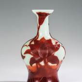 Bedeutende Vase mit Ägyptischer Lotusblume Emile Gallé, Nancy, um 1895 Leicht grünstichiges opakes Glas, rotbraun überfangen. Schätzpreis:	6.000 - 9.000 EUR