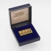 Lego Stein in 585 Gold 585/- Gelbgold gepunzt, 2x4 Noppen, Vergabe dieser Steine zwischen 1979 und 1981 an Mitarbeiter für 25 Jahre im Unternehmen sowie an Geschäftspartner von LEGO  Mindestpreis:	14.000 EUR Aufrufpreis:	14.000 EUR